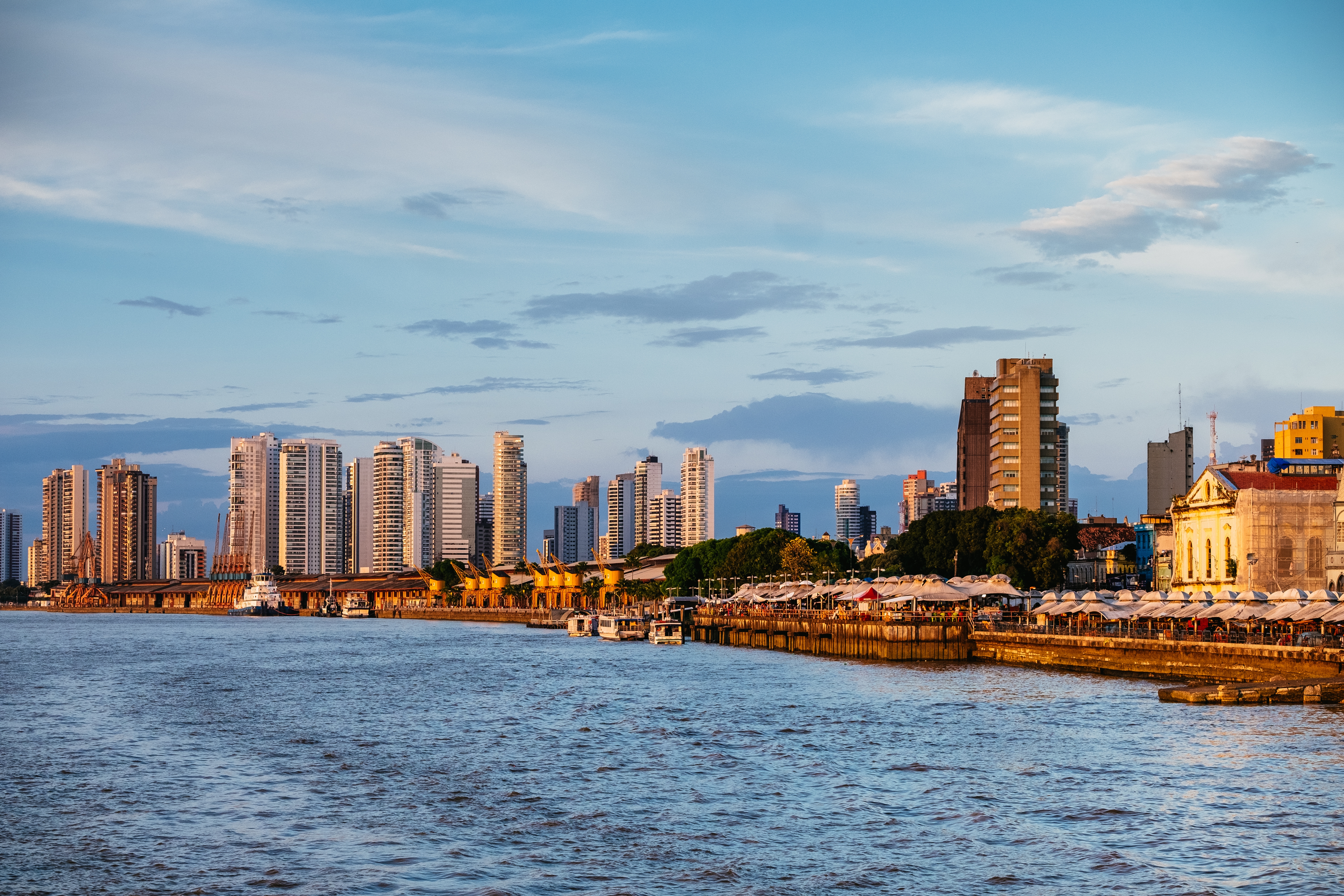 Imagem de fundo com a cidade de Belém