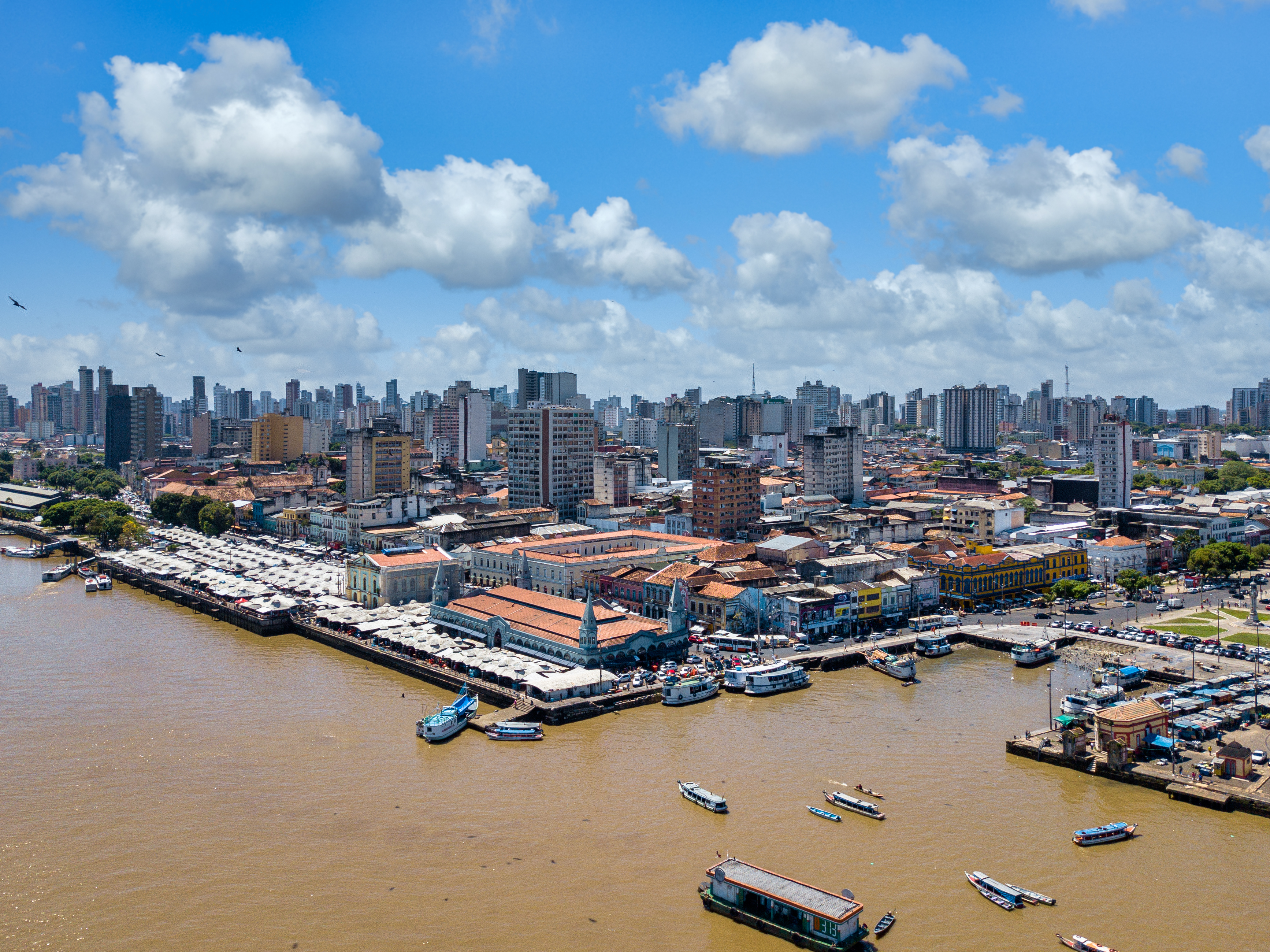 Imagem de fundo com a cidade de Belém